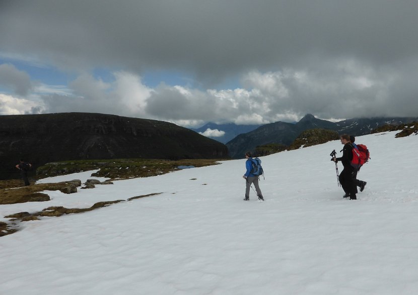 PraesiTour (15) zu fuenft weiter durch viel Schnee zum Sattel