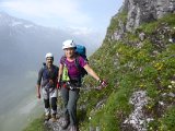 010-Erholung mit Tiefblick und Bergblumen.JPG