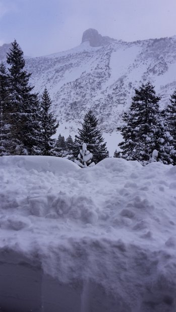 11-Eine Schneewand vor dem Huetteneingang