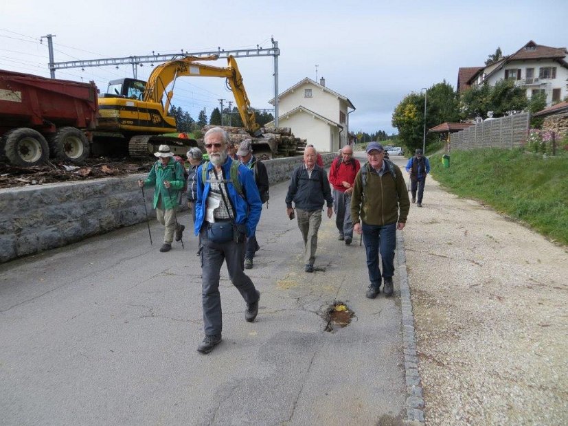 08.10.19-01 EWF Wanderung im Jura mit Rolf Vogt und 12 Juengern. Start in Le Pre-Petitjean