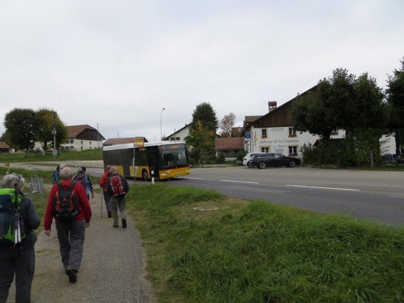 08.10.19-07 Knallhart vorbei an Auberge zur Krone und dem wartenden Postauto