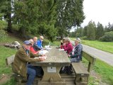 08.10.19-06 Mittagsrast beim Stausee Etang de la Gruere, Truppe verteilt auf 2 grosse Tische.jpg