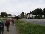 08.10.19-07 Knallhart vorbei an Auberge zur Krone und dem wartenden Postauto.jpg