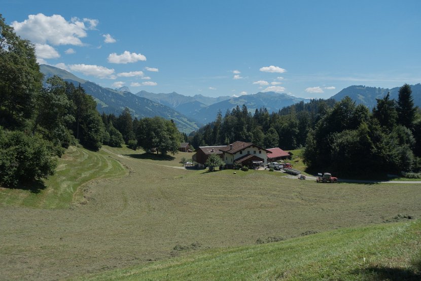 016  Im Abstieg zum Hof Fadära (foto-kr)