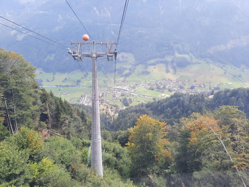 32 GT 2022 Tiefblick aus der Seilbahn auf Luchsingen