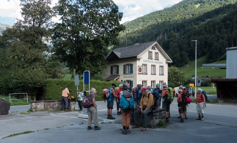 38 GT 23022  Nidfurn-Haslen Warten auf die  S25 (foto-rueegg)