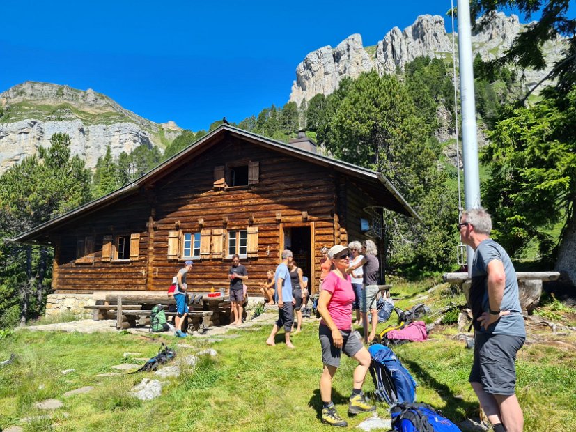 2. Tag EWF-PräsiTour 22 (09) - Pause bei der Hohgant-Hütte.jpg