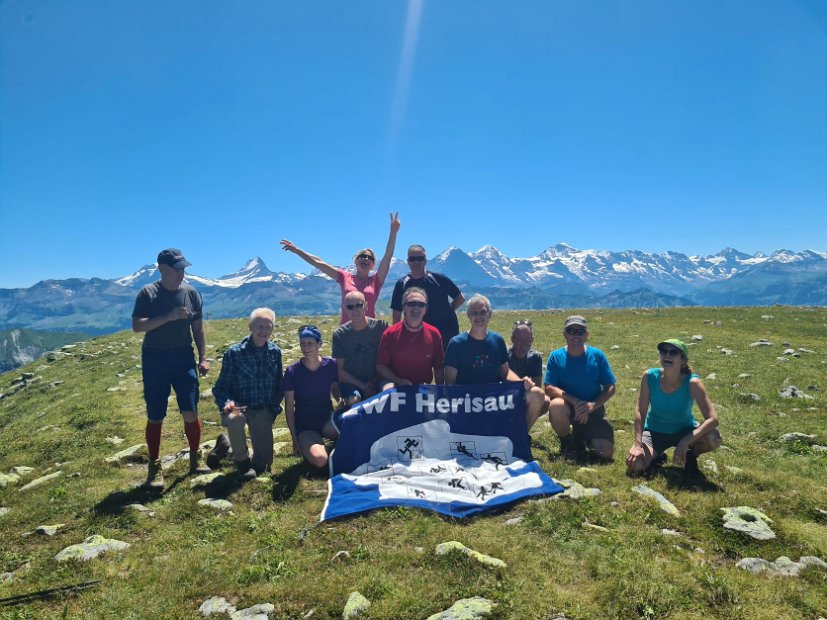 2. Tag EWF-PräsiTour 22 (21) - auf dem Hohgant, im Hintergrund die Berner Alpen.jpg