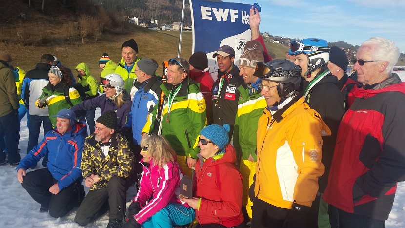 SVSE-Wildhaus (1) - EWF-Helfer und Wettkaempfer nach dem Riesenslalom